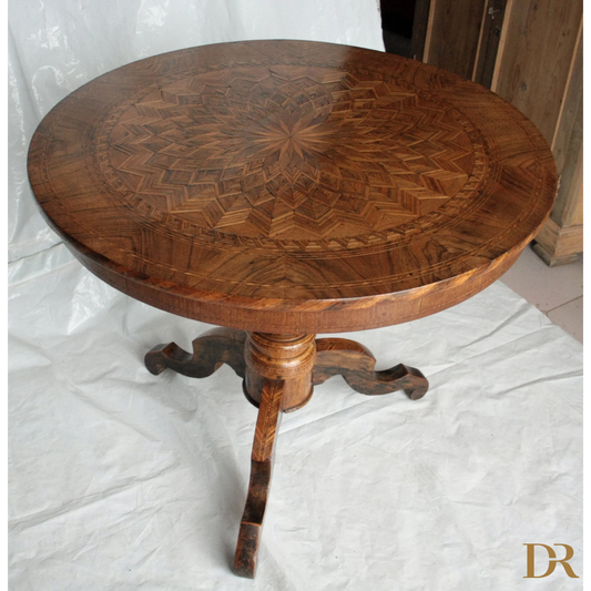 Tavolo da centro intarsiato Italia 1890 con motivi geometrici e design unico per casa