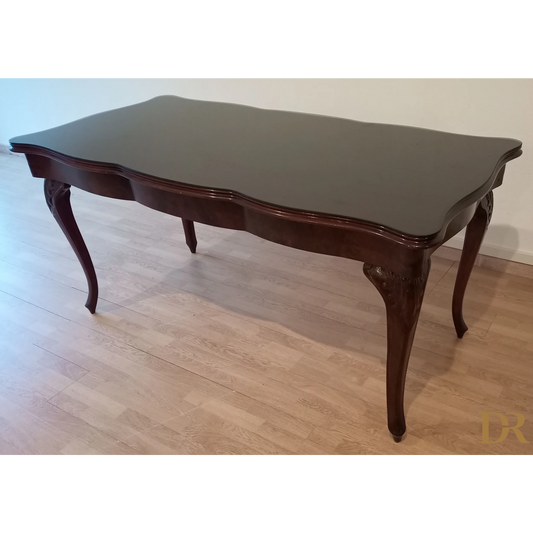 Tavolo Chippendale vintage con ripiano in noce e vetro fumè splendido, curvo e raffinato