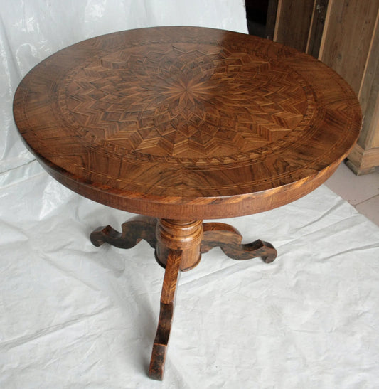 Tavolo da centro intarsiato italia con motivi geometrici in legno con dimensioni perfette e design inlaid