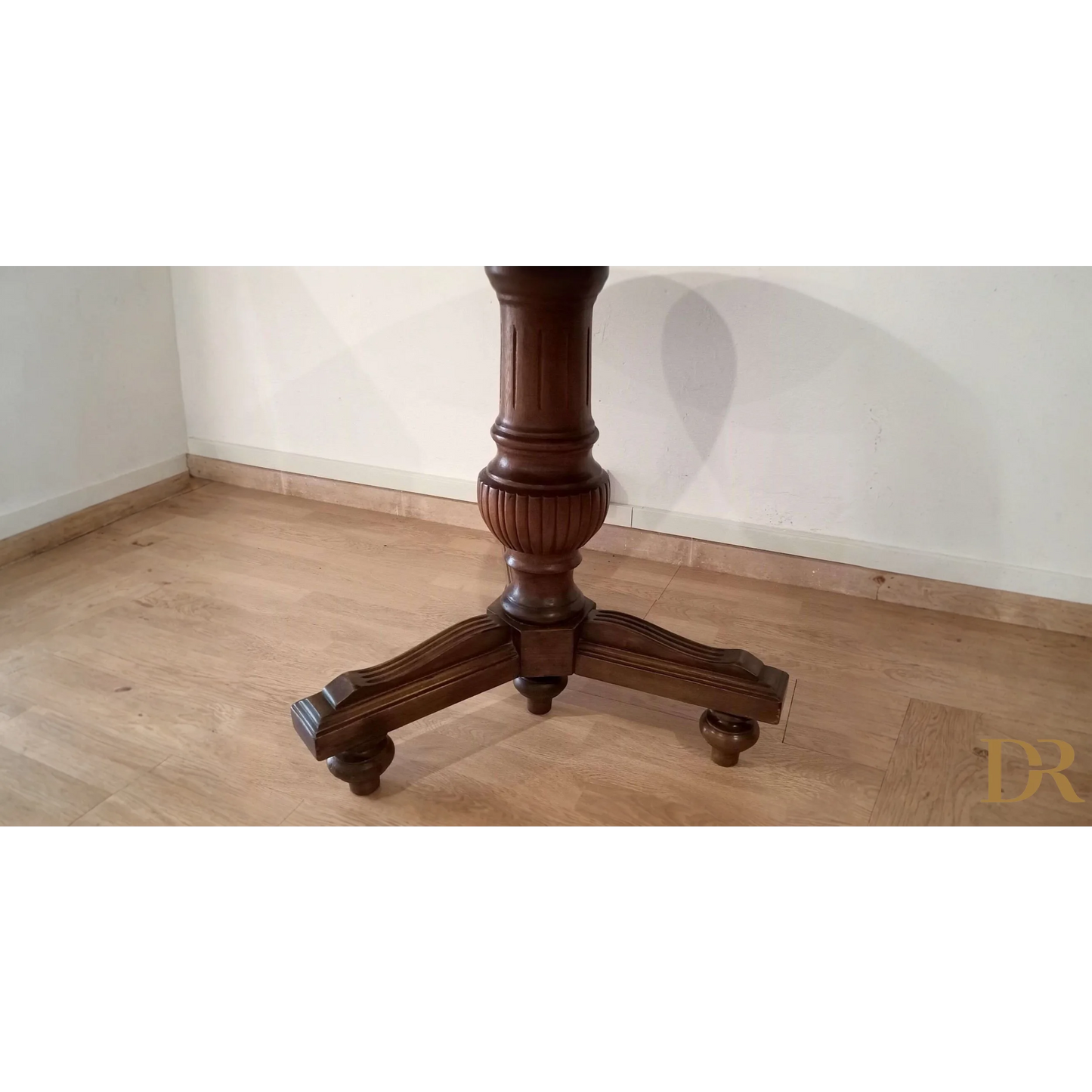 Base decorativa in legno intagliato con tre piedi curvi del Tavolo Tondo Ottocento