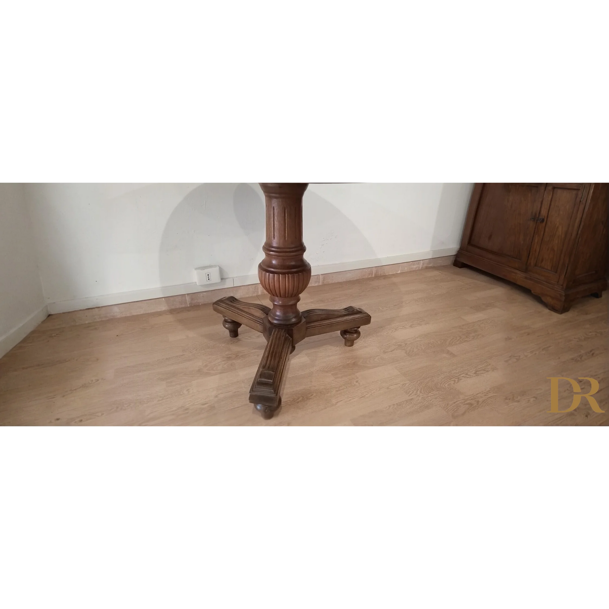 Base in legno intagliato con dettagli, tavolo tondo ottocento stile Umbertino Vintage