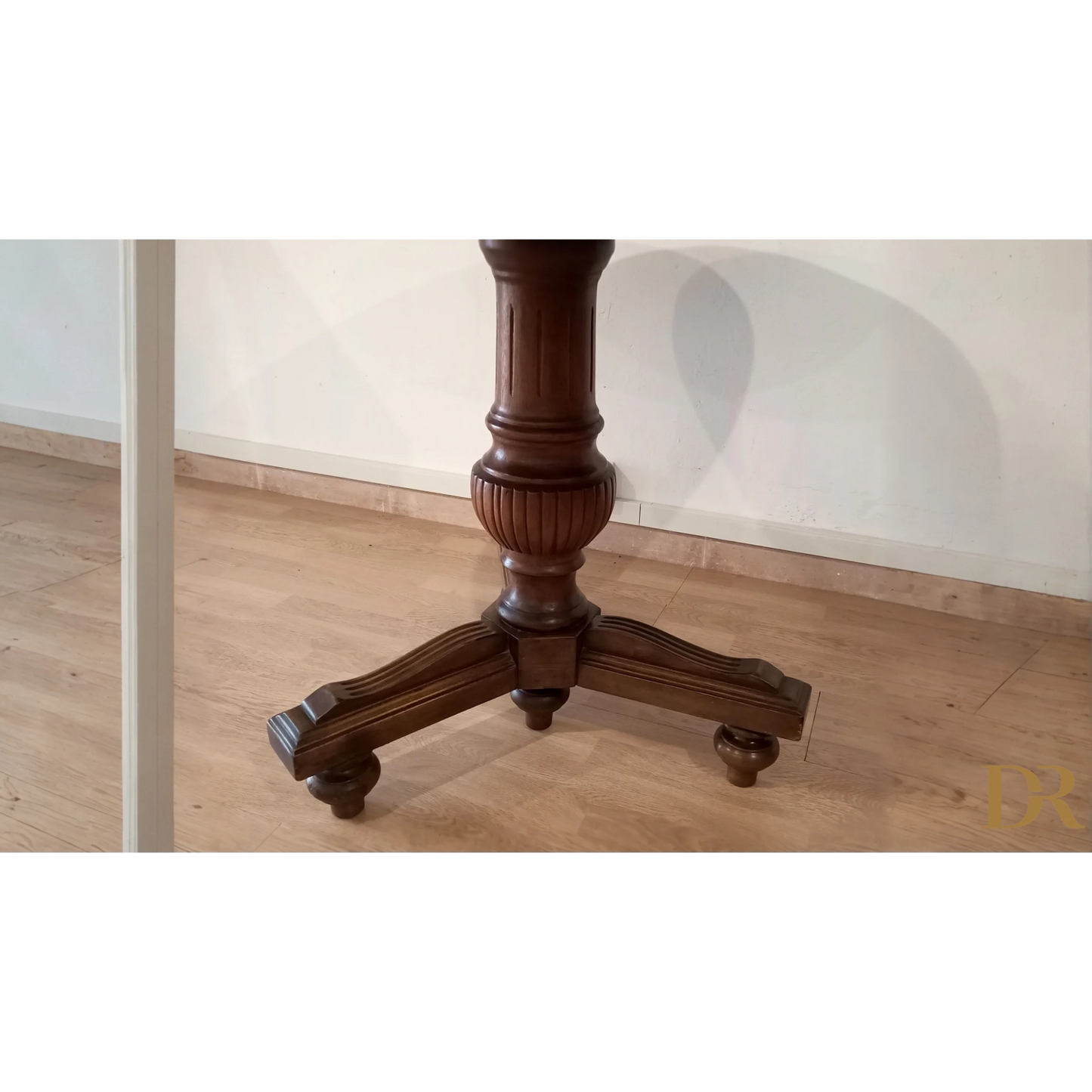 Base in legno intagliato con dettagli per Tavolo Tondo Ottocento in Noce Stile Umbertino