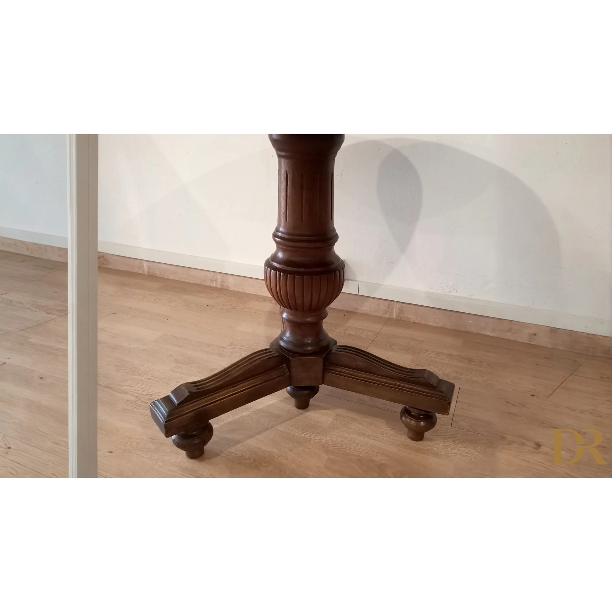 Base in legno intagliato con dettagli per Tavolo Tondo Ottocento in Noce Stile Umbertino