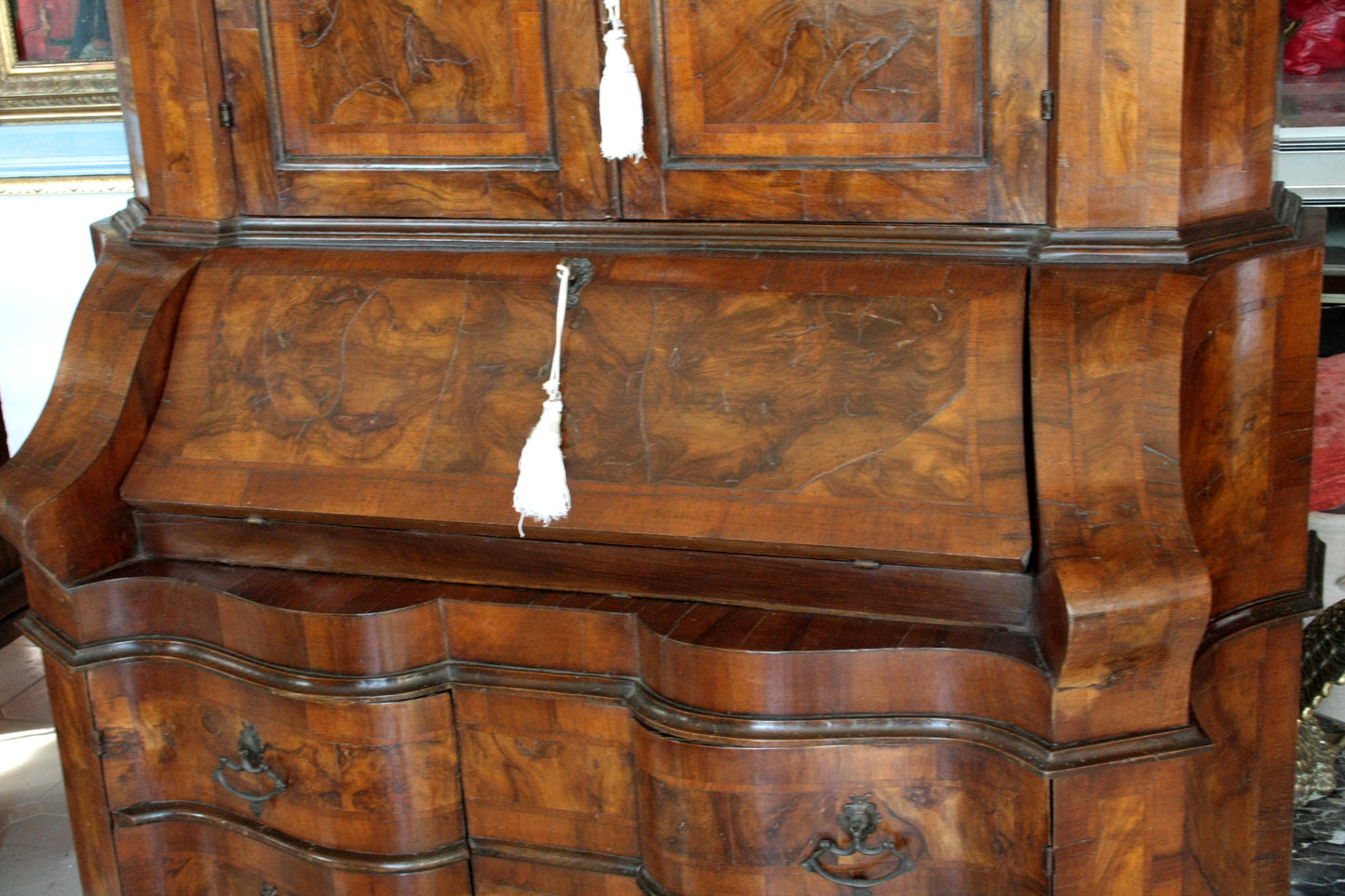 Bureau vintage italiano lombardo in noce con marquetry e hardware in ottone, perfetto per casa design