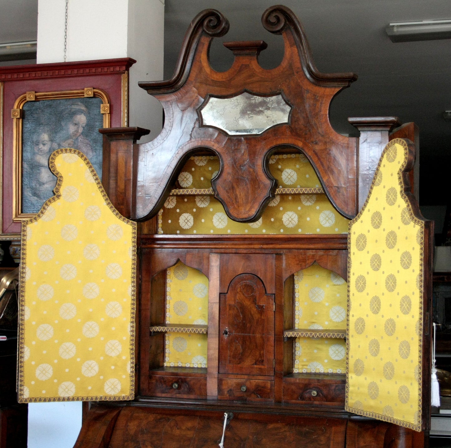 Trumeau italiano lombardo vintage in noce con specchio e porte gialle per casa design