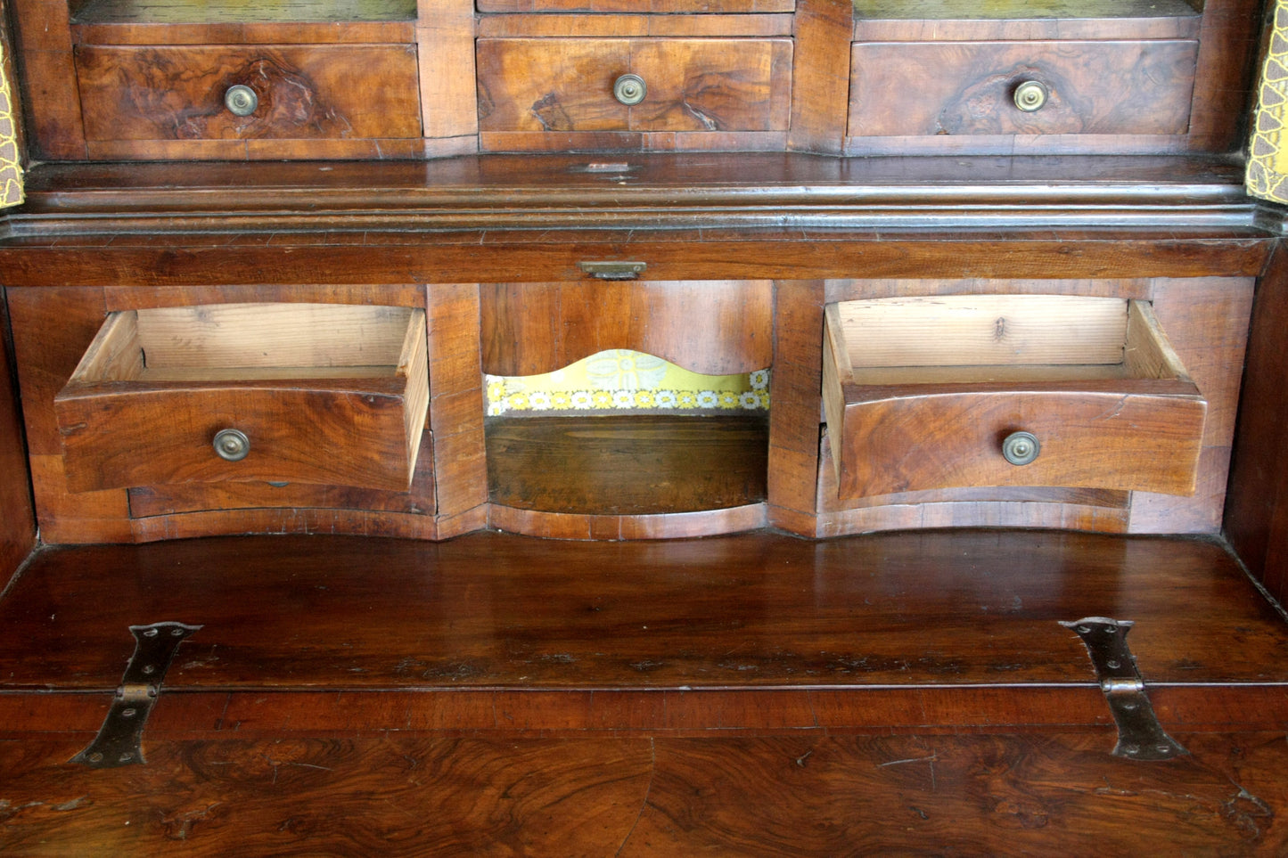 Interno di scrivania antica in noce e radica di noce, perfetto per casa vintage design