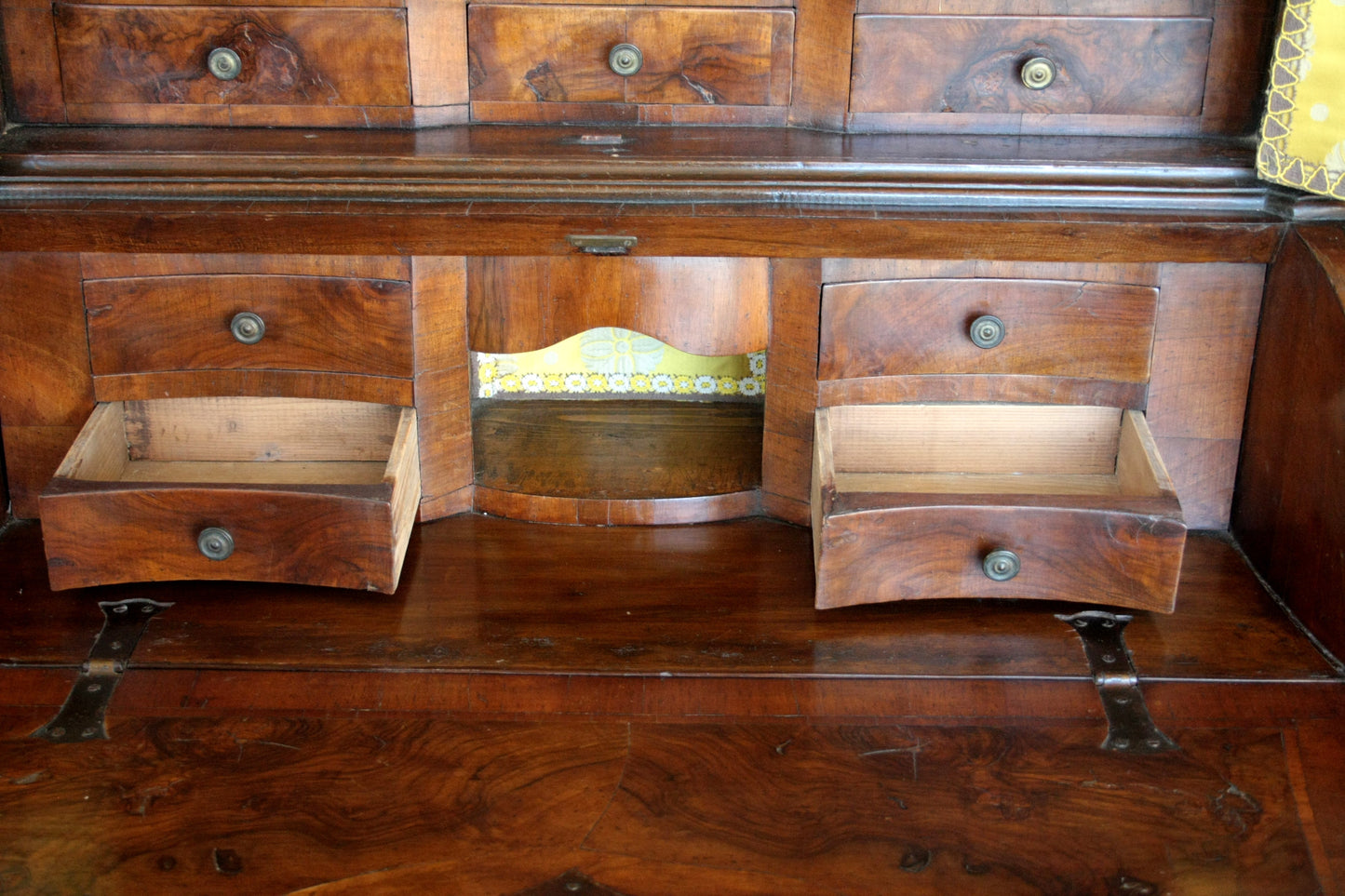 Antico scrittoio in noce vintage, design casa, originale in noce e radica del XIX secolo