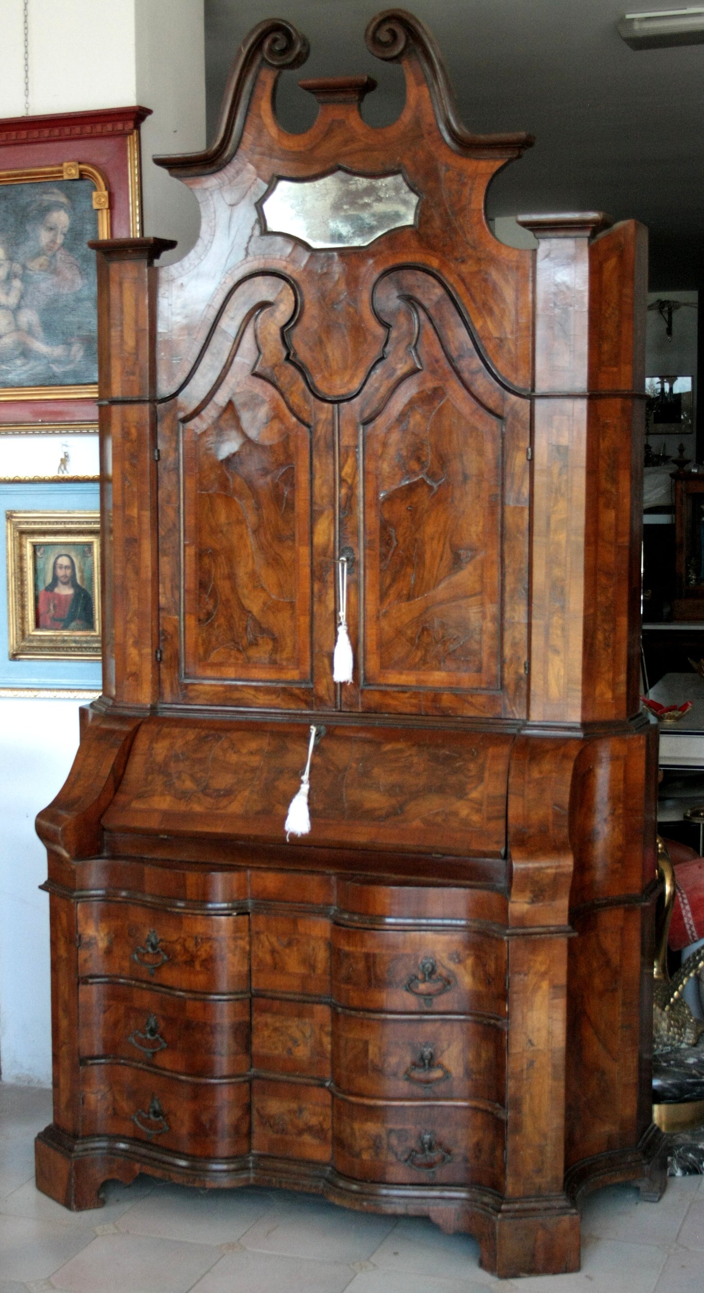 Antico scrittoio vintage in noce con specchio e dettagli scolpiti, perfetto per casa