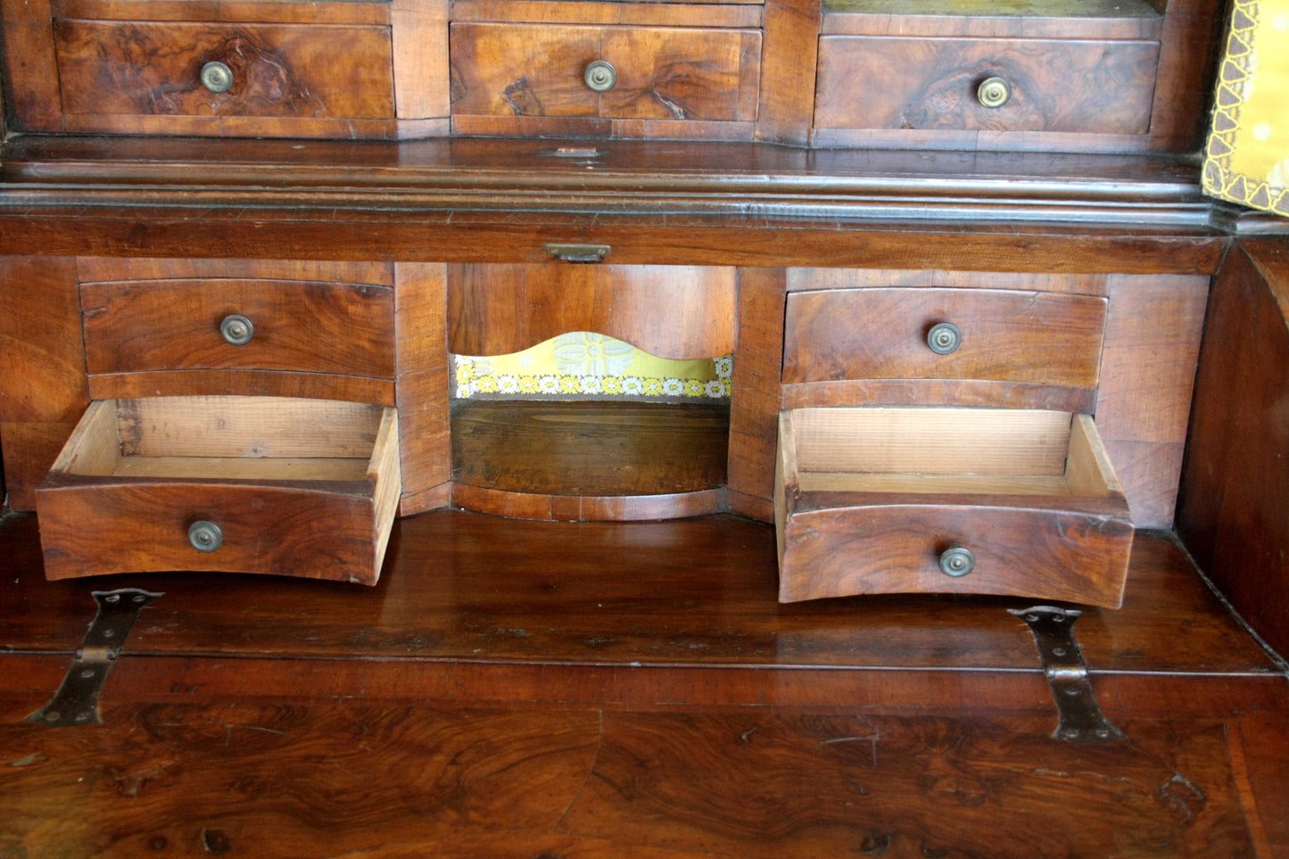 Scrivania in legno vintage con cassetti aperti, design italiano casa originale