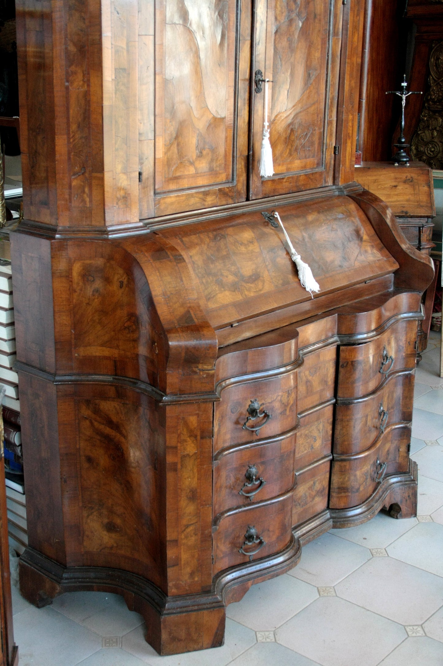 Scrivania antica vintage Trumeau italiano lombardo in noce per casa e design