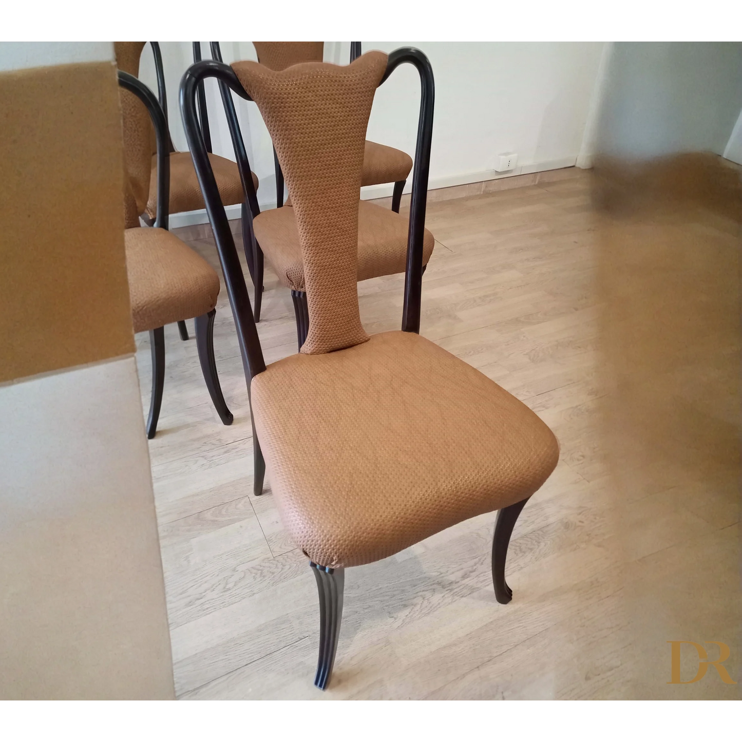 Sedie pranzo vintage con imbottitura marrone e gambe curve scure dal design elegante