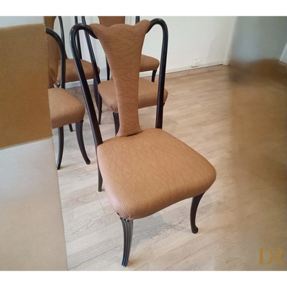 Sedie pranzo vintage con imbottitura marrone e gambe curve scure dal design elegante