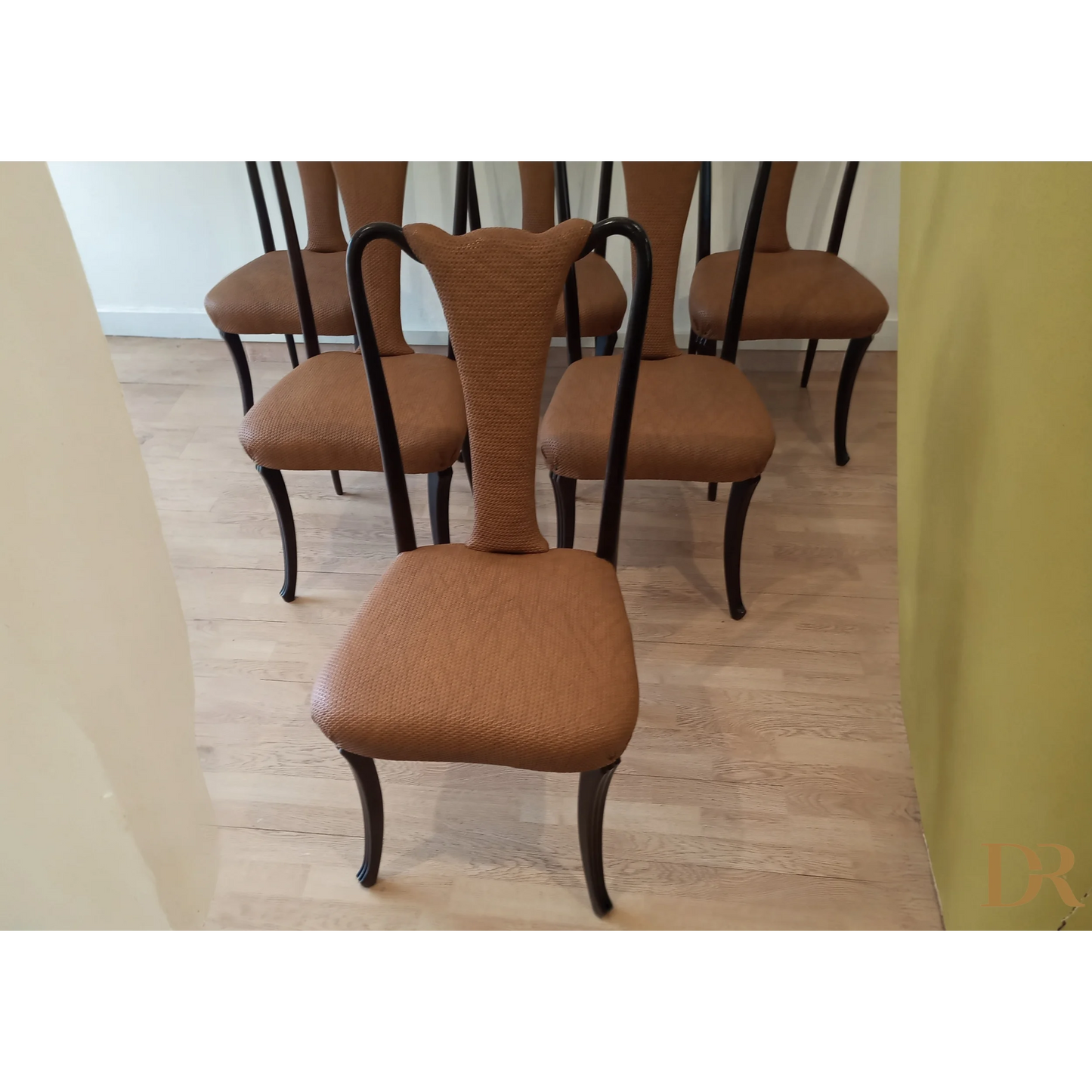 Sedie pranzo vintage con gambe curve scure e rivestimento beige in design moderno