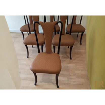 Sedie pranzo vintage con gambe curve scure e rivestimento beige in design moderno