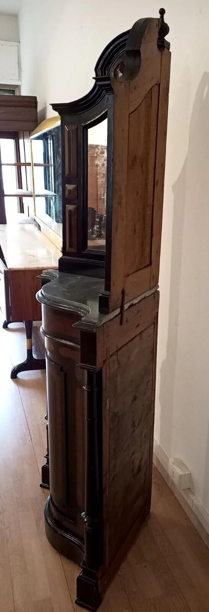 Splendida angoliera in legno antico con dettagli intagliati in ottime condizioni e corpo inferiore robusto