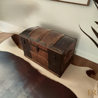 Antico baule bombato epoca 800 forziere legno e metallo restaurato elegante