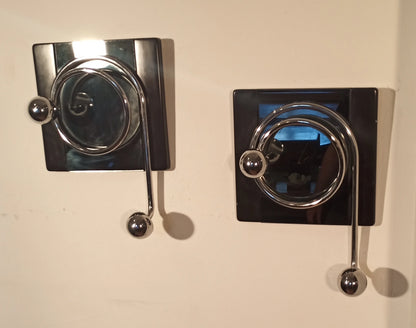 Due eleganti ganci appendiabiti da parete in chrome design di willy rizzo anni 70 con elementi circolari