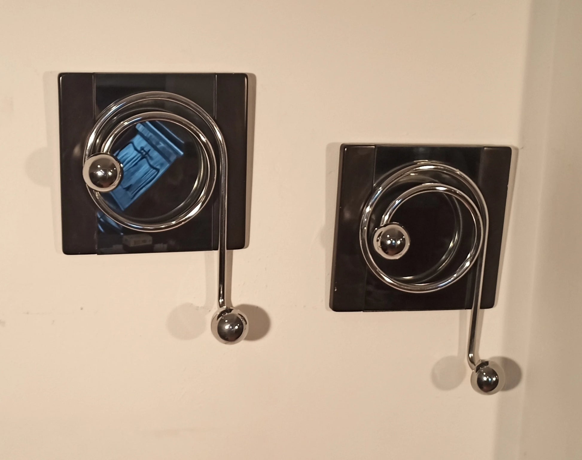 Coppia di eleganti ganci appendiabiti da parete neri con design a spirale cromata di Willy Rizzo anni 70