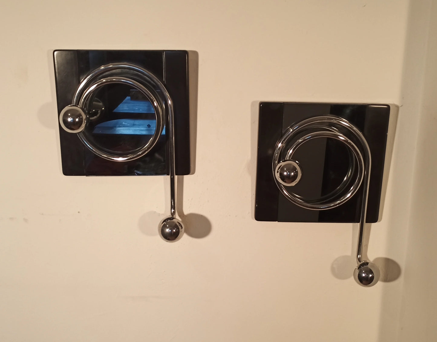 Coppia di eleganti ganci appendiabiti da parete neri con dettagli cromati design di Willy Rizzo anni 70