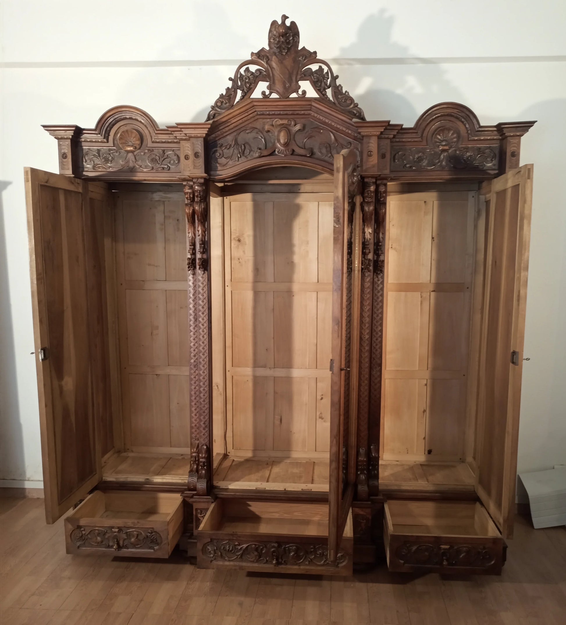Armadio antico in stile rinascimentale italia in legno intagliato con dettagli decorativi e tre scomparti