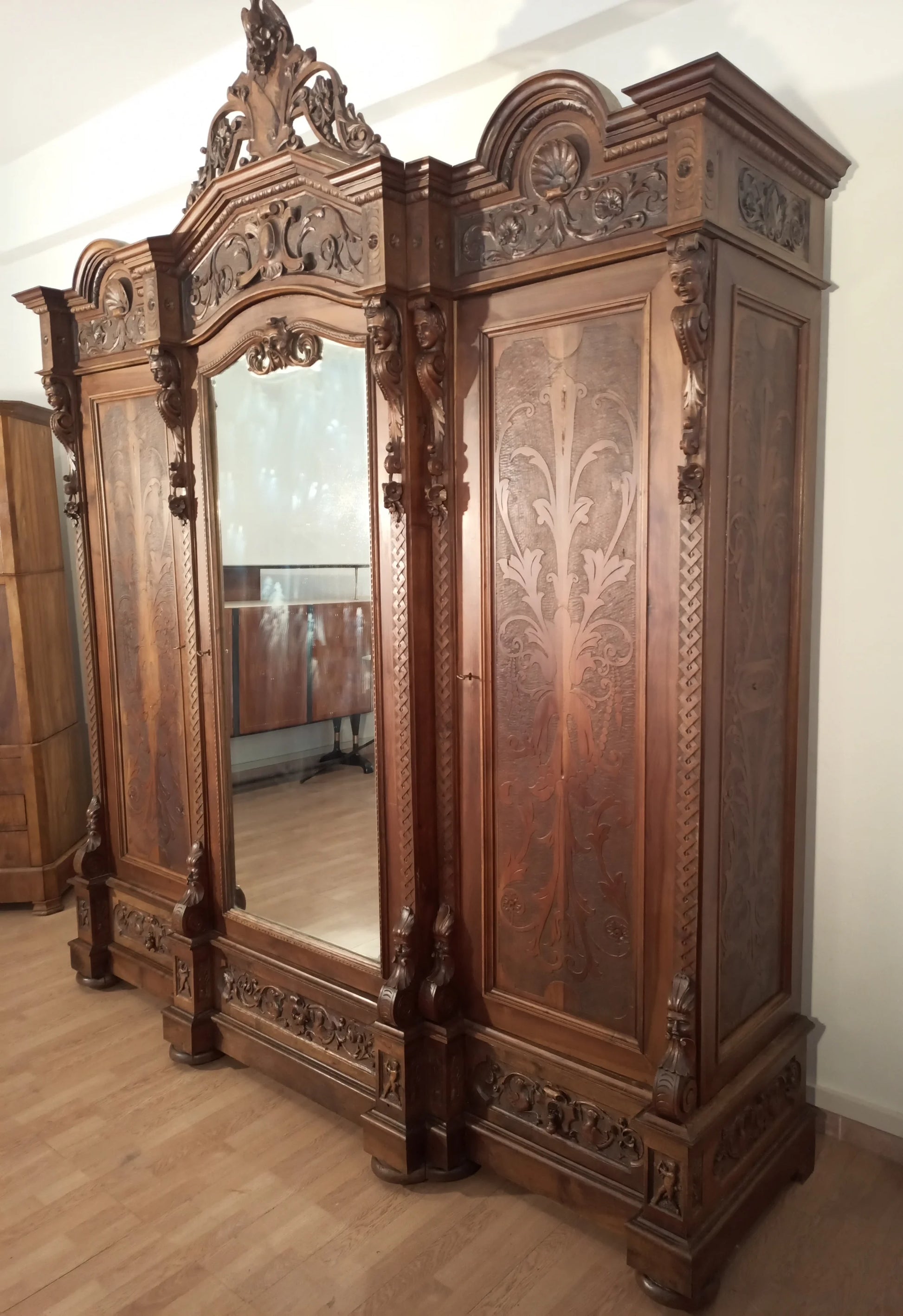 Armadio antico in stile rinascimentale italia fine xix secolo in legno intagliato con specchio centrale