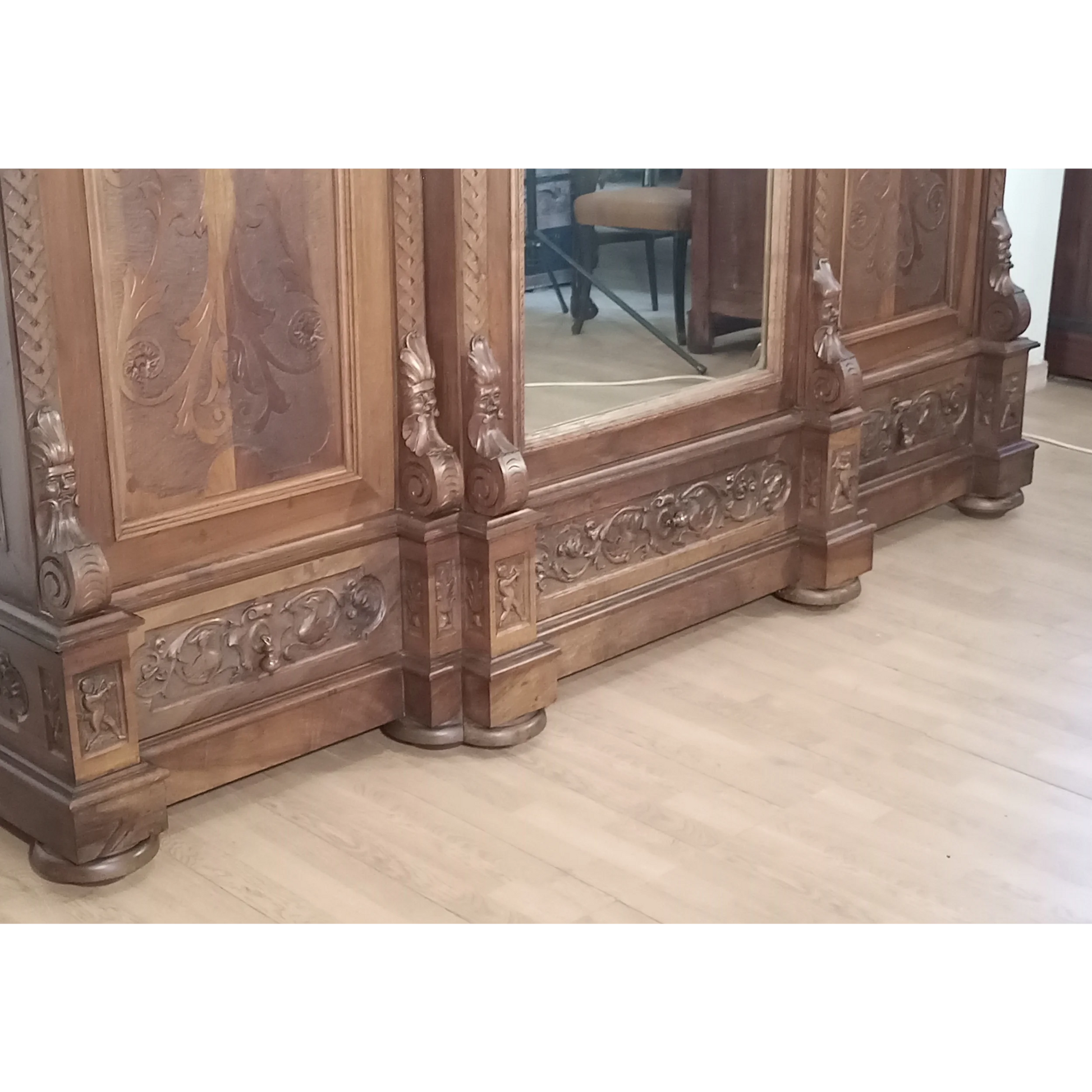 Armadio antico in stile rinascimentale con pannelli specchiati e decorazioni in legno