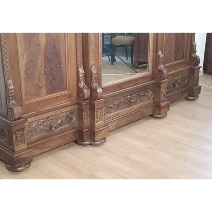 Armadio antico in stile rinascimentale con pannelli specchiati e decorazioni in legno