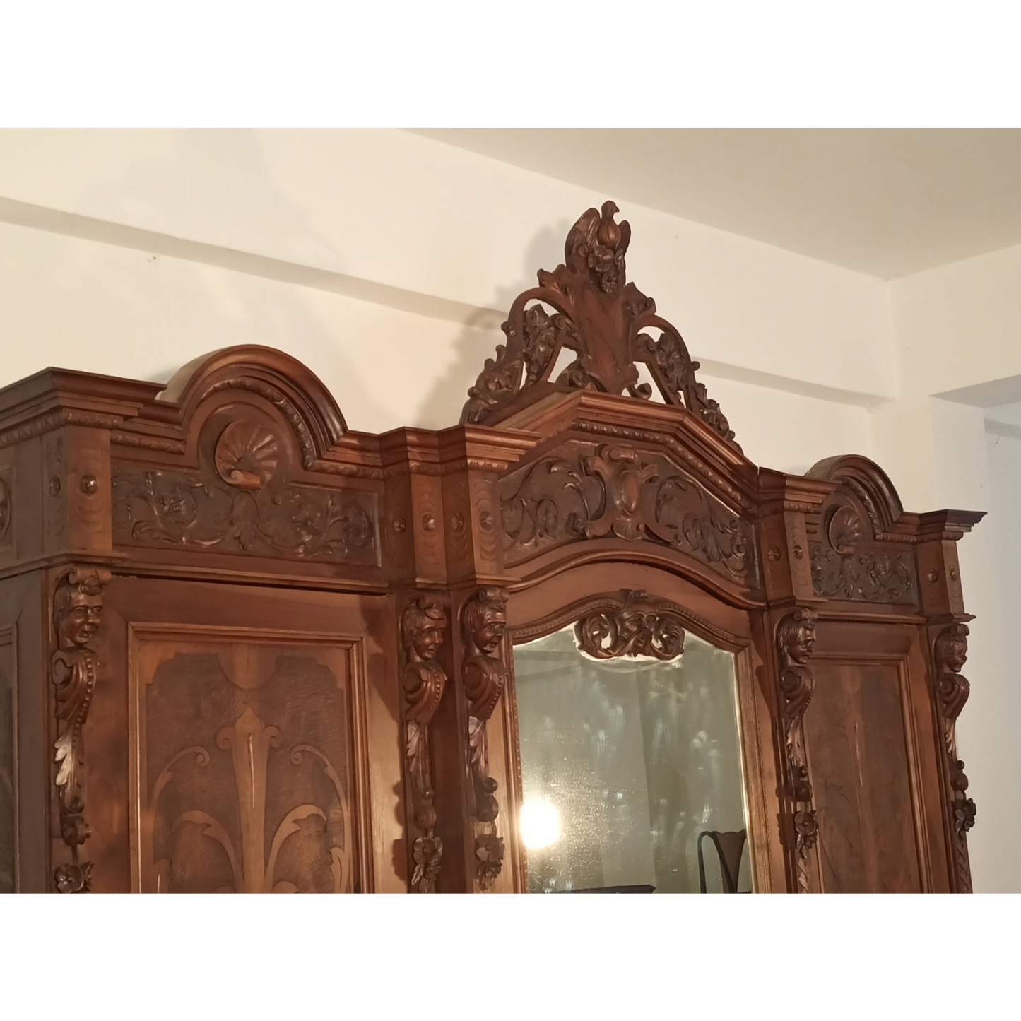 Armadio antico in stile rinascimentale con cornice decorativa e specchi