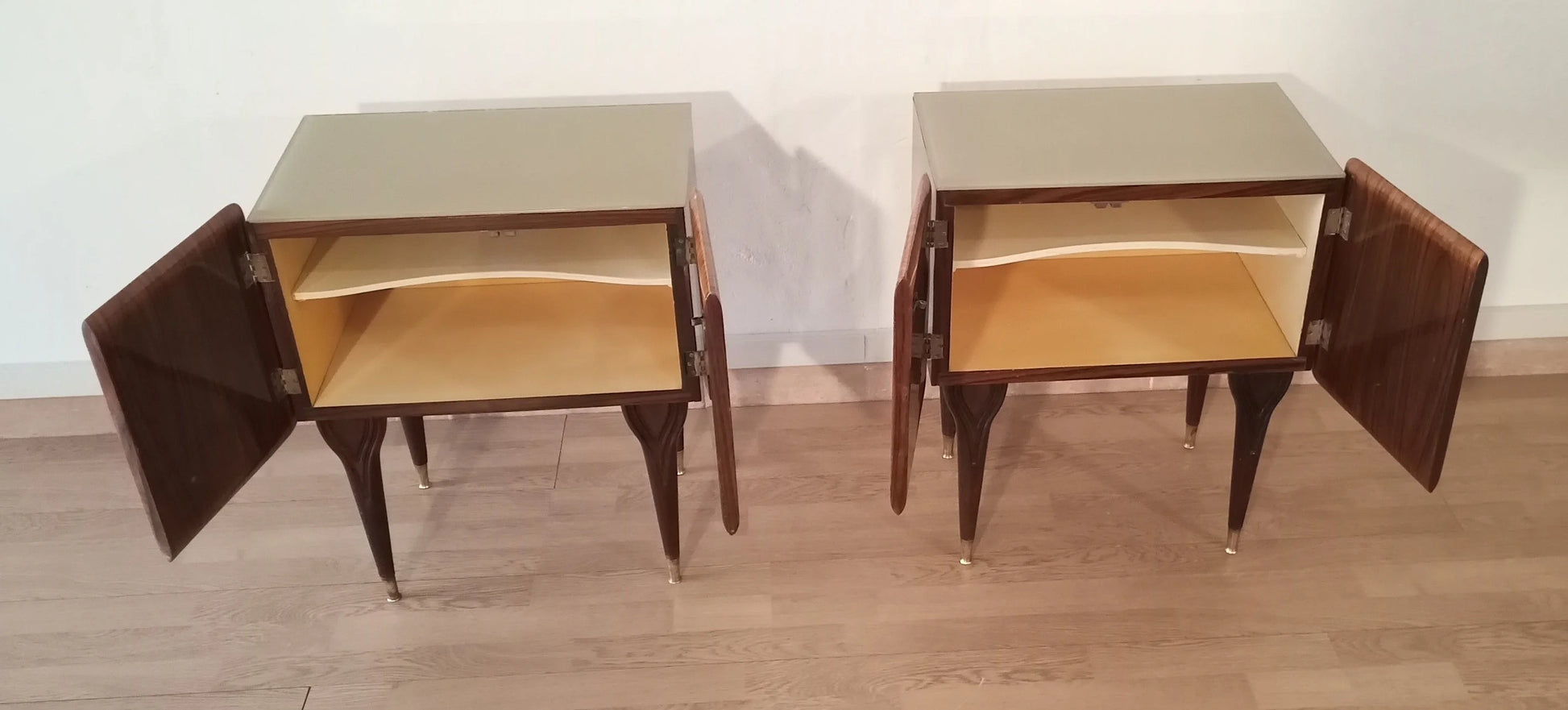Pair di comodini italiani mid-century in legno con ante in varie essenze anni 50 per alto design italiano