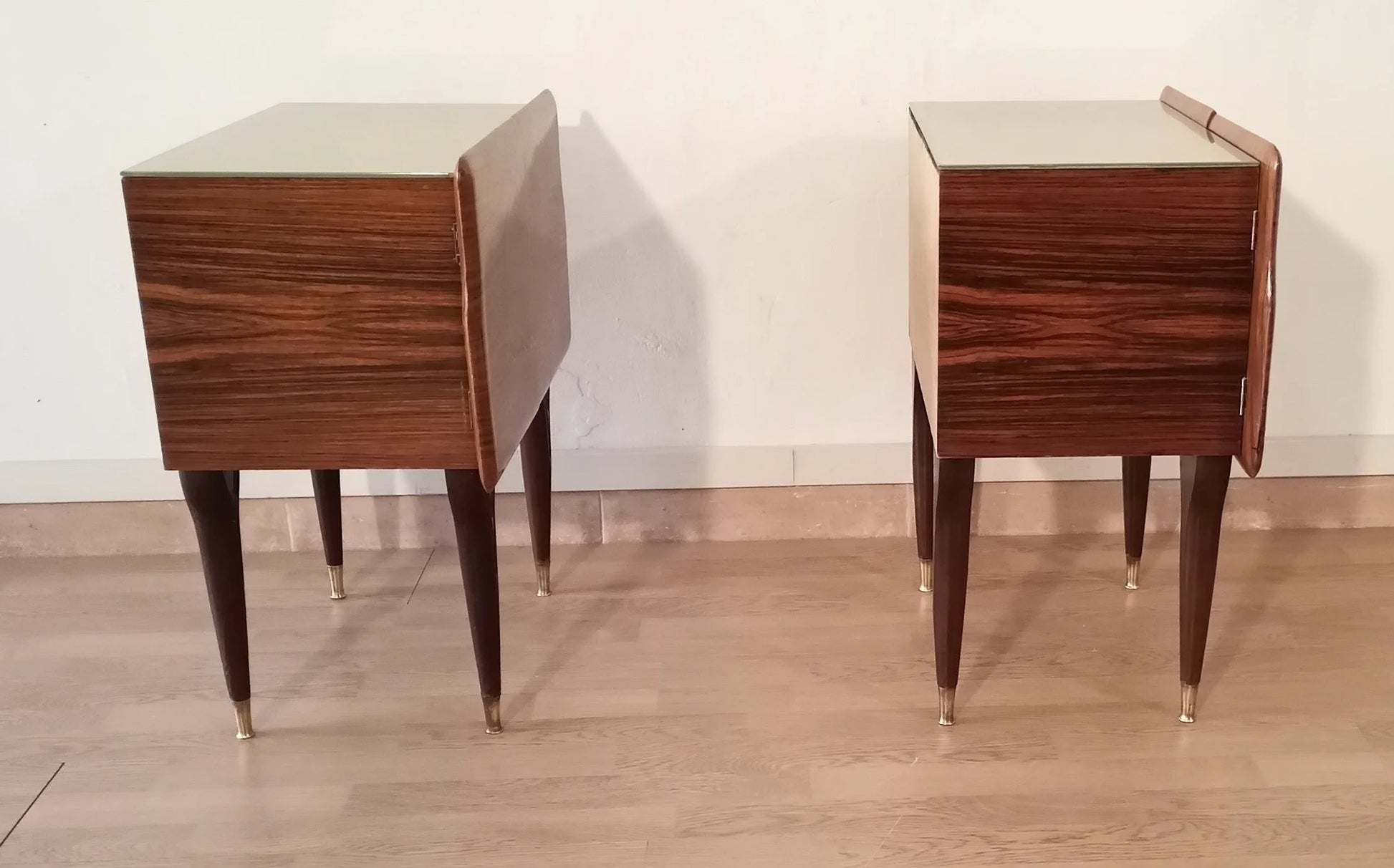 Pair di comodini italiani mid-century in rosewood con gambe rastremate e piedi in ottone, alto design italiano elegante