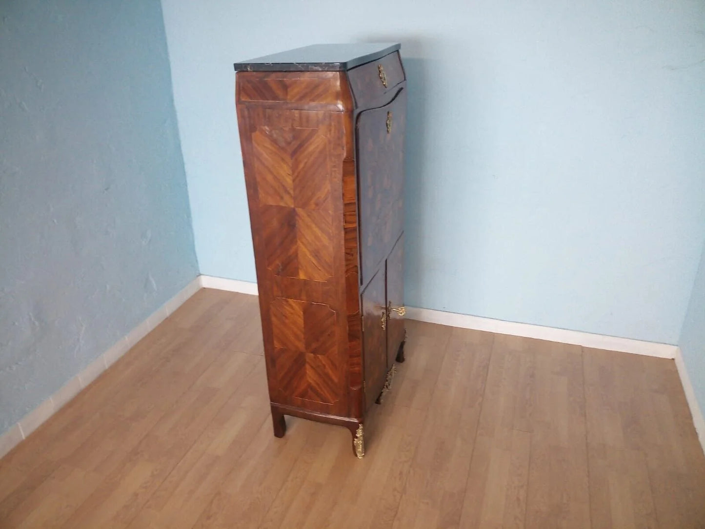 Cassettiera secrétaire luigi xvi in legno con intarsio decorativo sul pannello laterale e piano in marmo