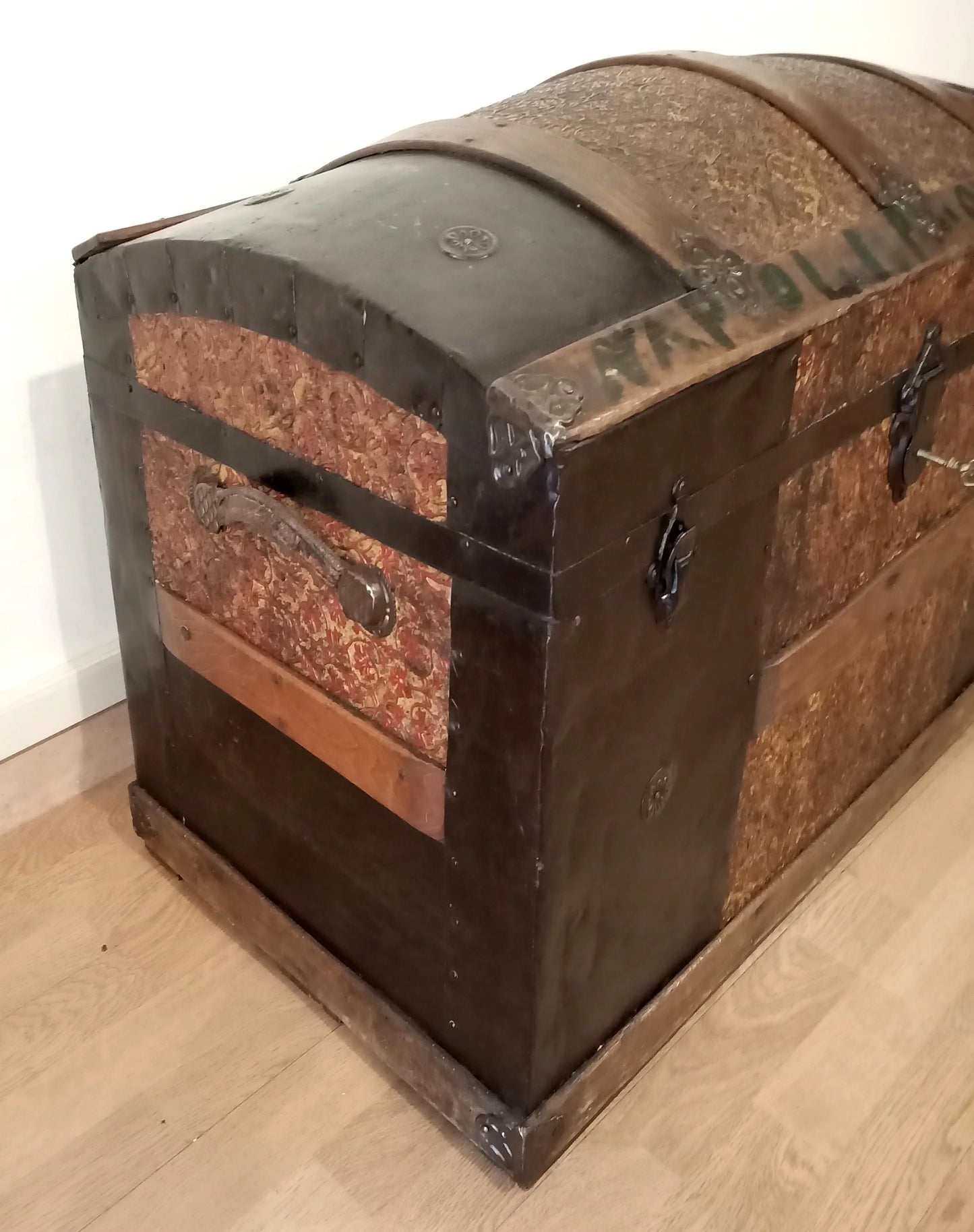 Antico baule bombato epoca 800 in legno e metallo restaurato con cima curva e ferramenti in metallo