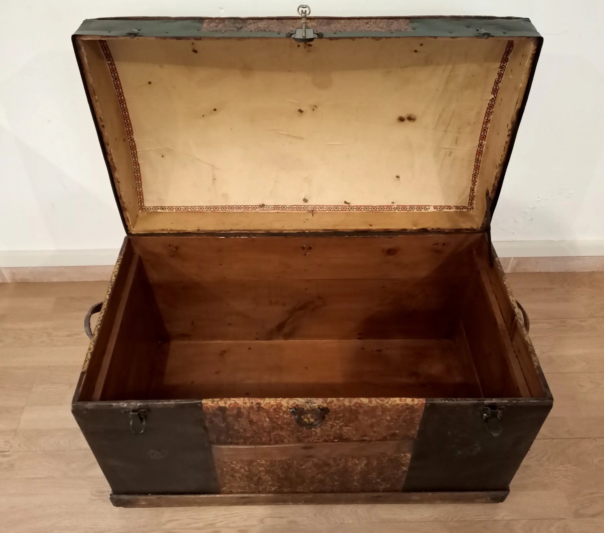 Antico baule bombato epoca 800 in legno con rinforzi metallici angolari restaurato aperto