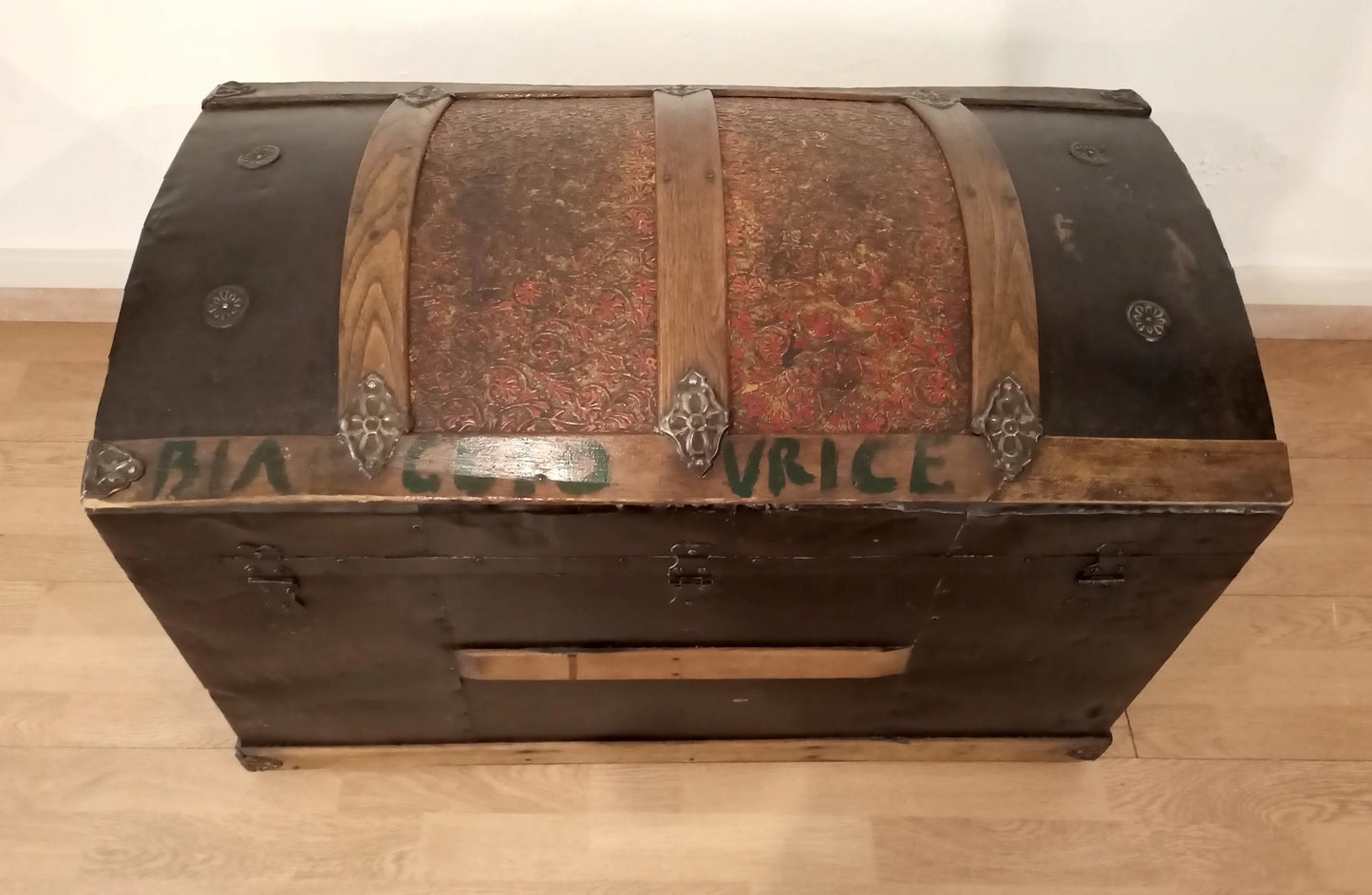Antico baule bombato epoca 800 in legno restaurato con fascette metalliche e ferramenta decorativa elegante