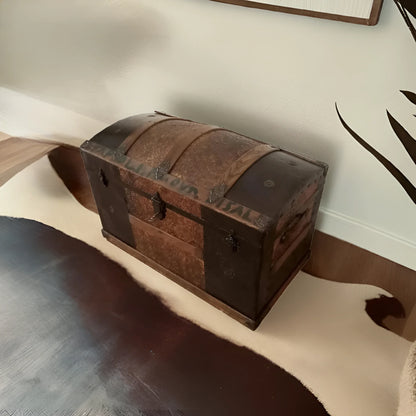 Antico baule bombato epoca 800 in legno e metallo restaurato colore marrone vintage forziere legno e metallo