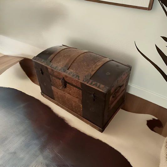 Antico baule bombato epoca 800 in legno e metallo restaurato colore marrone vintage forziere legno e metallo