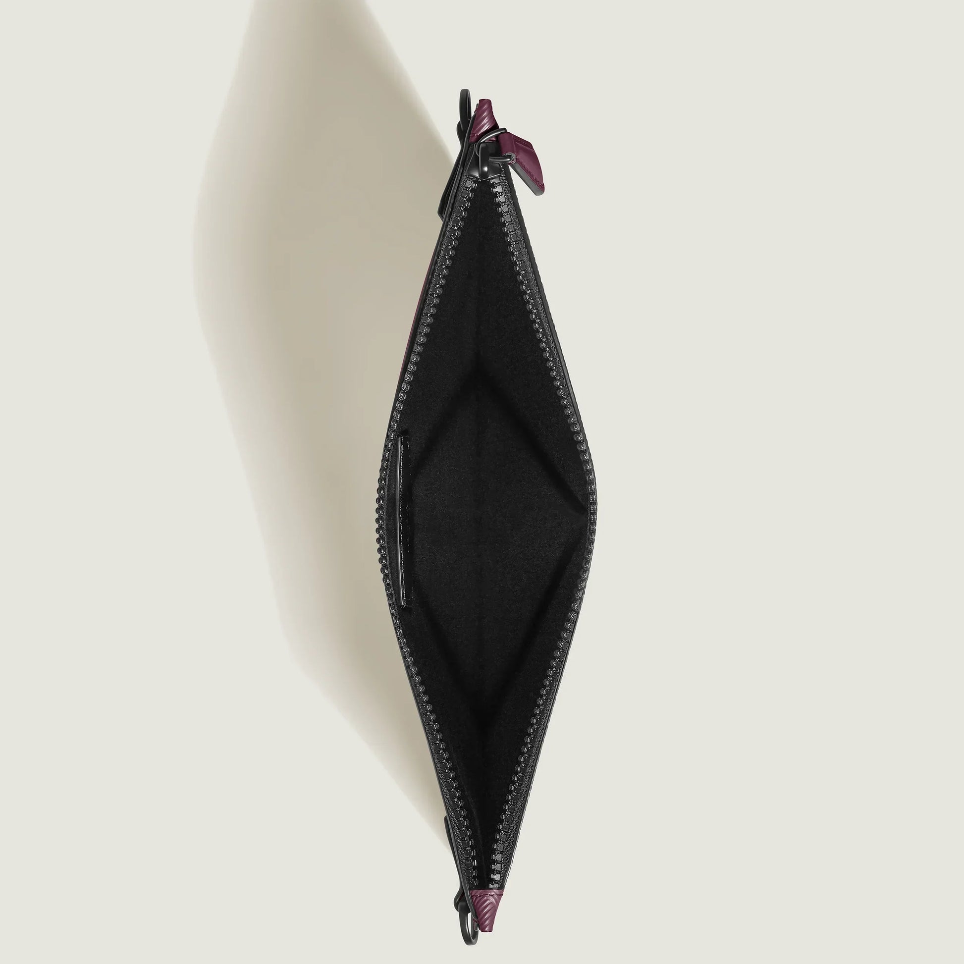 Montblanc astuccio extreme 3.0 cassis 199410 in pelle nera con zip e tiretto in tessuto bordeaux contrastante