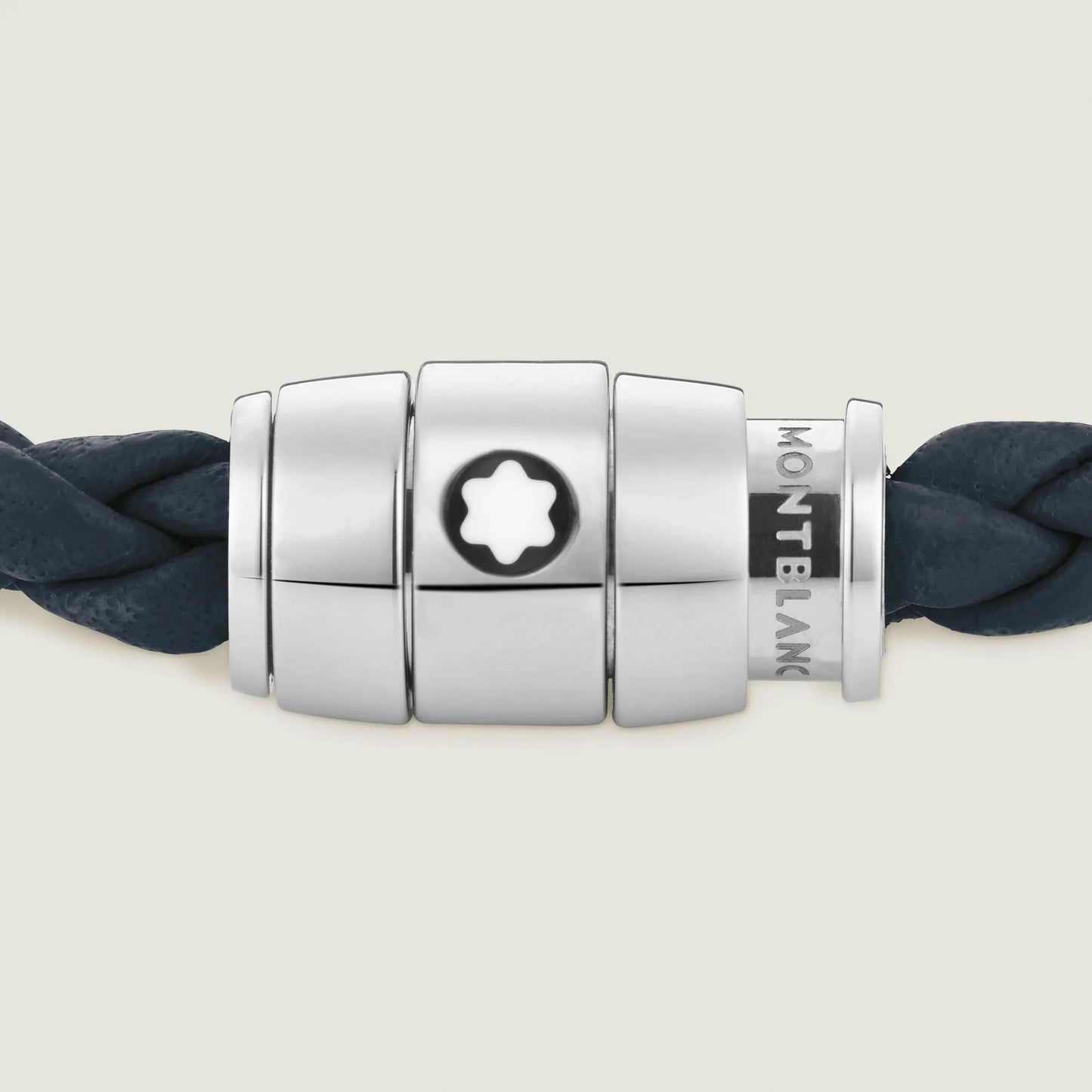 Chiusura magnetica in acciaio pregiato lucido impreziosito con logo montblanc su bracciale blu avio in pelle intrecciata