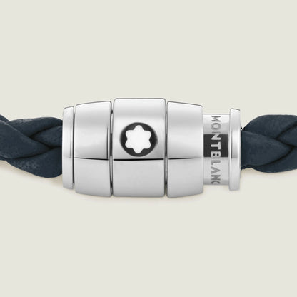 Chiusura magnetica in acciaio pregiato lucido impreziosito con logo montblanc su bracciale blu avio in pelle intrecciata