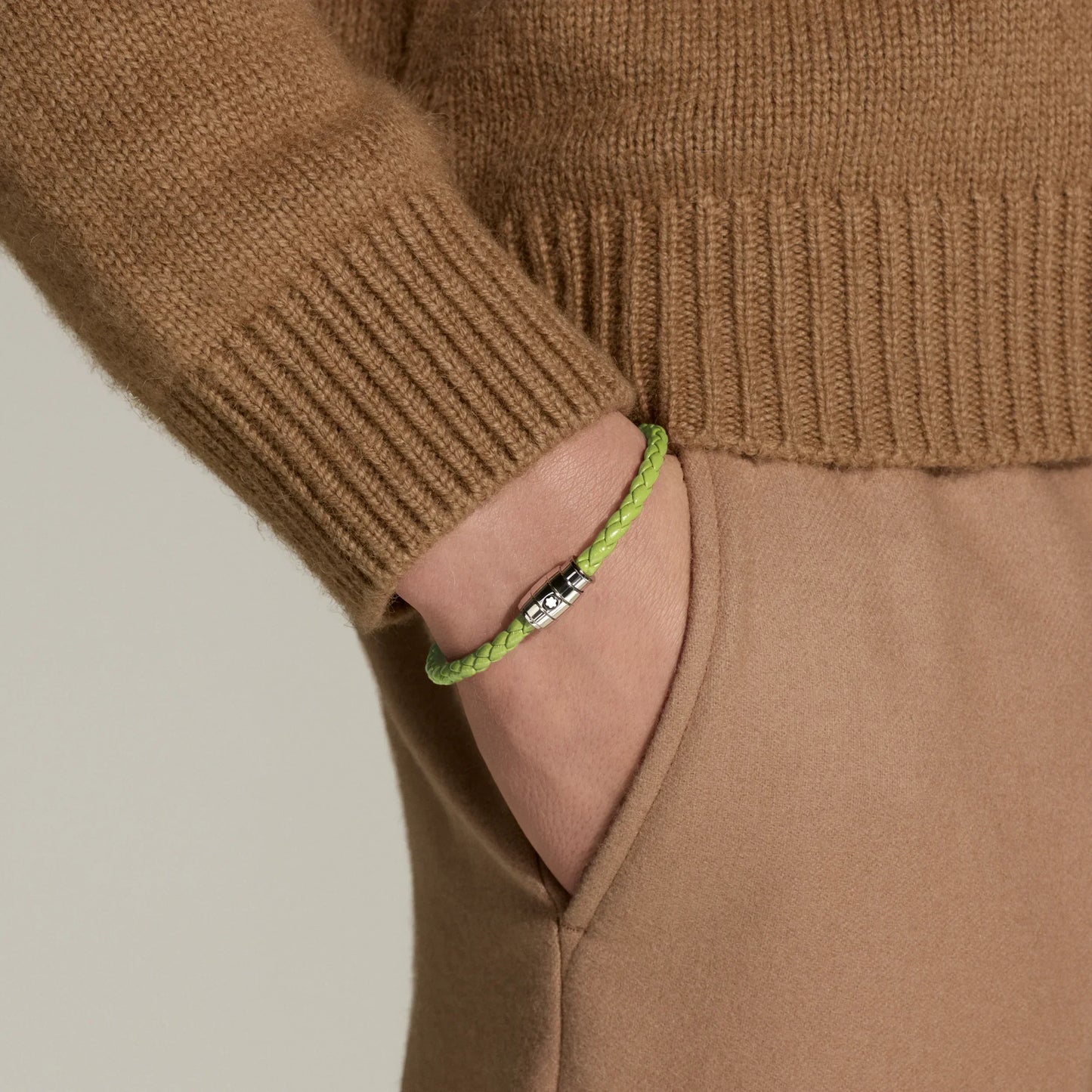 Bracciale montblanc pelle meisterstück lime a 3 anelli in pelle verde lime con chiusura in acciaio indossato al polso