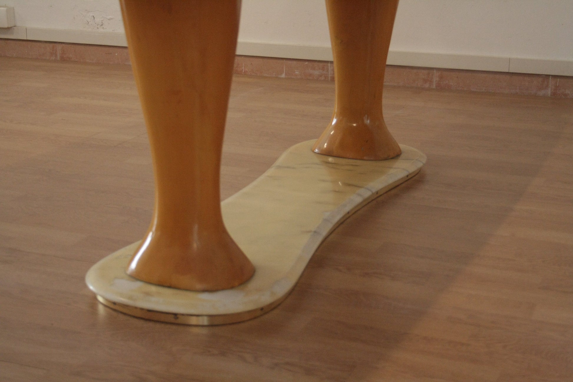 Mannequin di gambe su base di legno per Camera da pranzo Mid-Century Moderna di Vittorio Dassi
