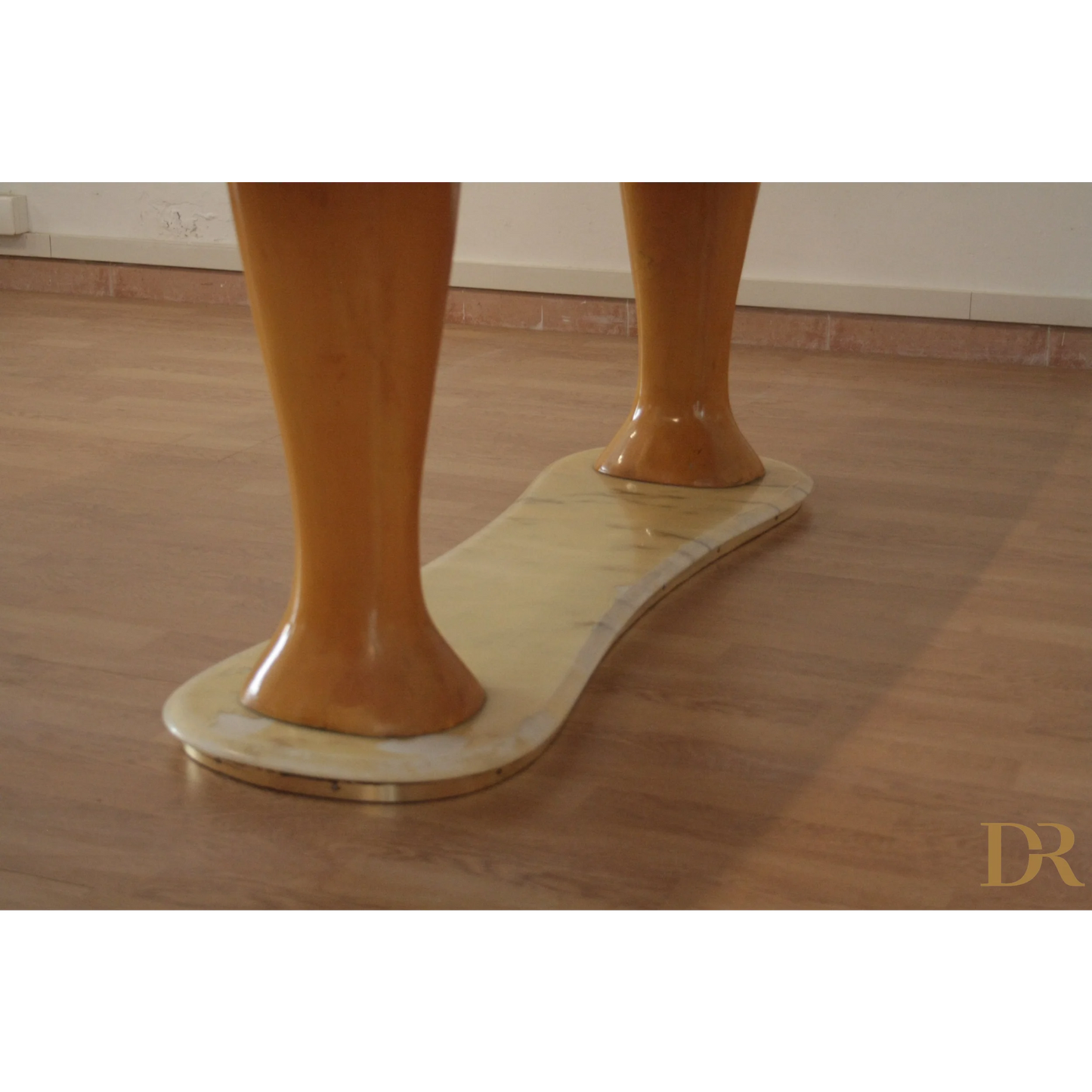 Mannequin di gambe su base di legno per Camera da pranzo Mid-Century Moderna di Vittorio Dassi