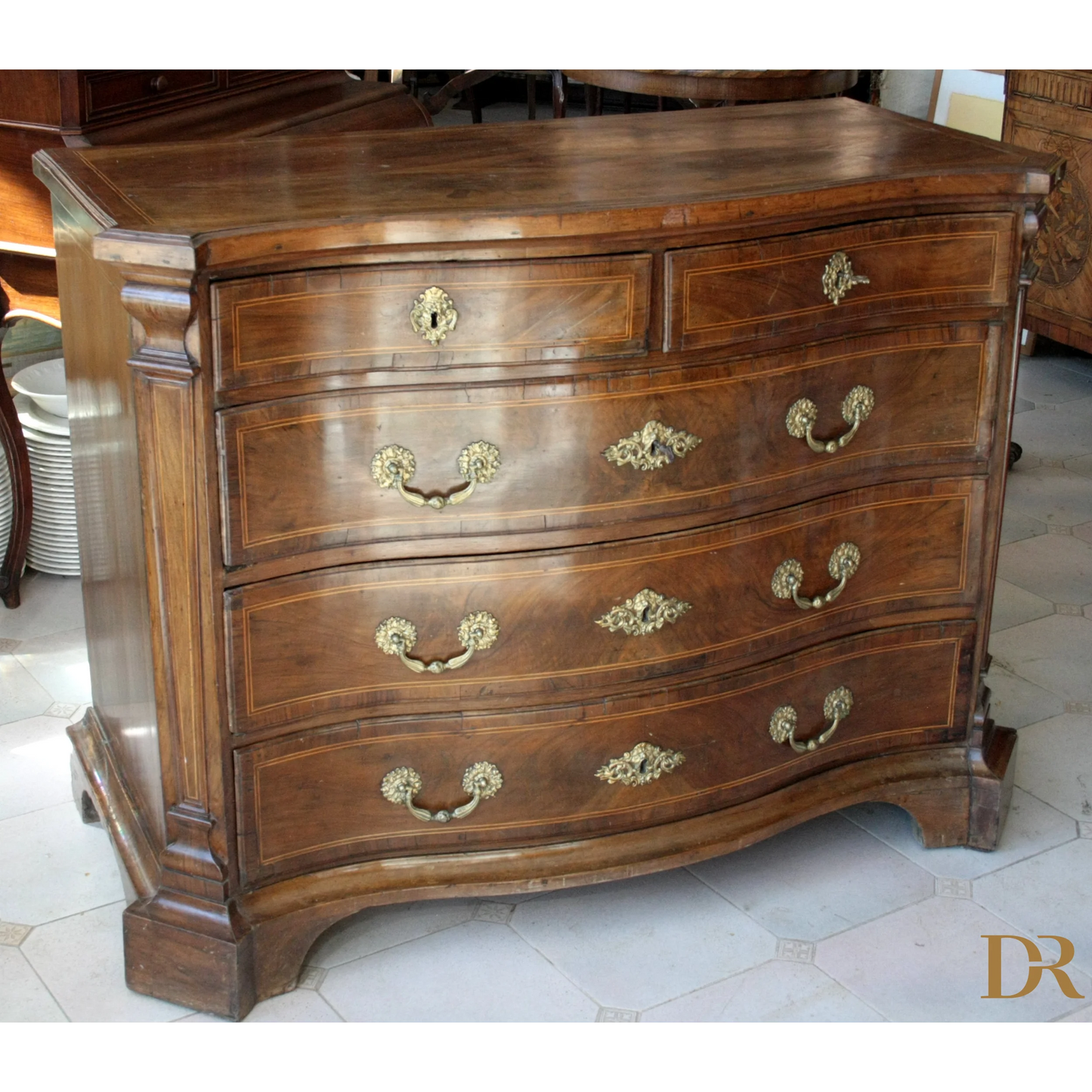 Alt testo di un cassettone bombe vintage in legno con hardware in ottone, perfetto per casa design