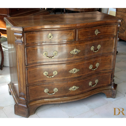 Alt testo di un cassettone bombe vintage in legno con hardware in ottone, perfetto per casa design