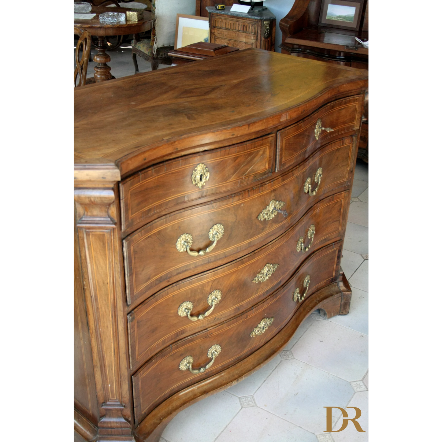 Alt text: Mobile vintage bombe cassapanca in legno antico con hardware in ottone, perfetta per la casa e il design