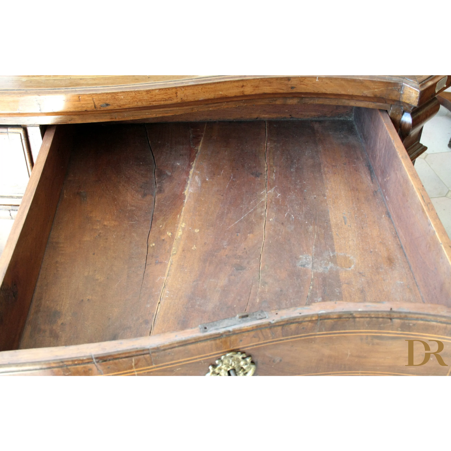 Antico cassettone in legno vintage aperto con interno usurato e crepe, design casa