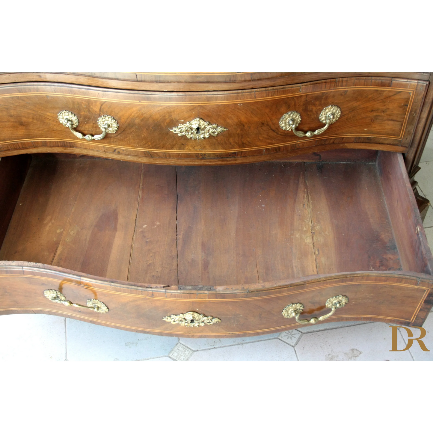 Armadio antico in stile vintage Canterano con design elegante e dettagli in legno casa