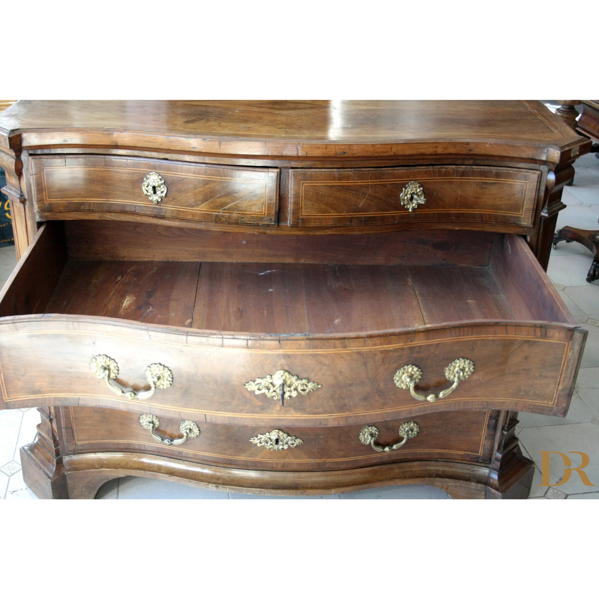 Dresser vintage in legno antico con hardware in ottone, design casa elegante