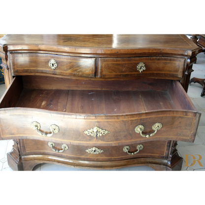 Dresser vintage in legno antico con hardware in ottone, design casa elegante