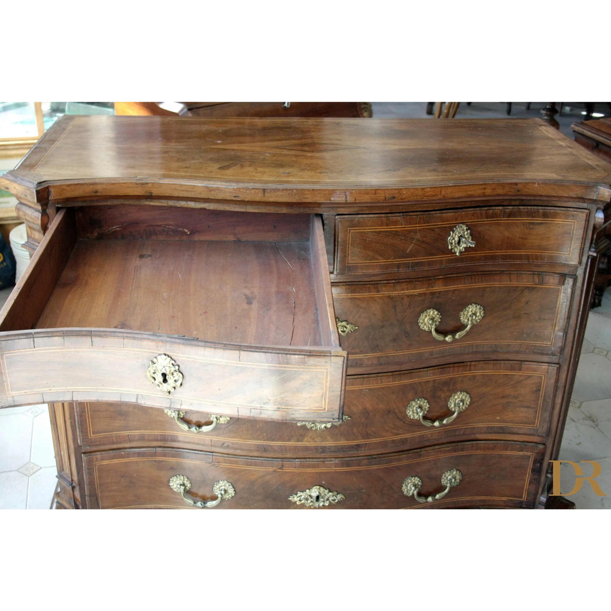 Dresser vintage in legno antico con hardware in ottone e design casa elegante